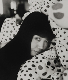 Yayoi Kusama: królowa kropek, samotności i artystycznej odwagi